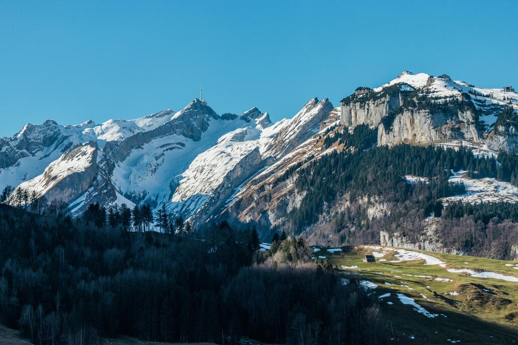 Frühlingshafter Start in Brülisau, im Vordergrund erkennt man den Skilift, welcher aktuell leider keine Runden drehen kann.