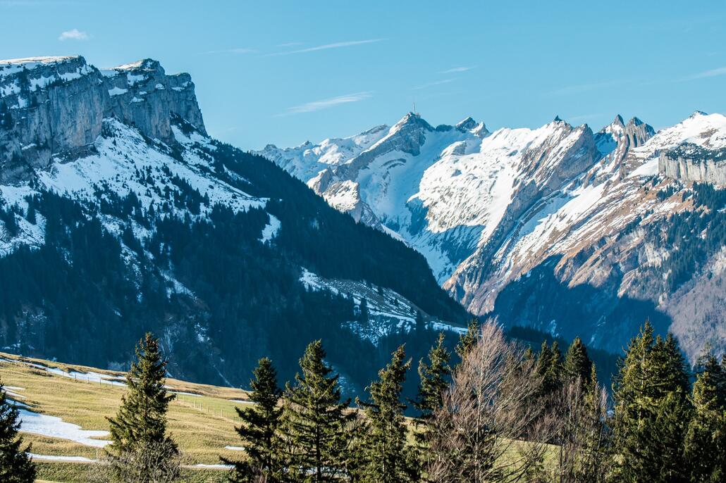 Säntis mit links der Alp Sigel.