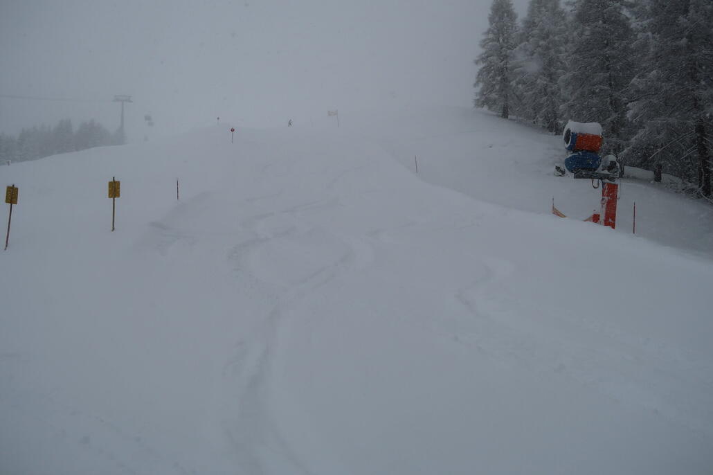Steile Variante der roten Piste bevor die schwarze anfängt - irgendwann gegen 10 Uhr wahrscheinlich