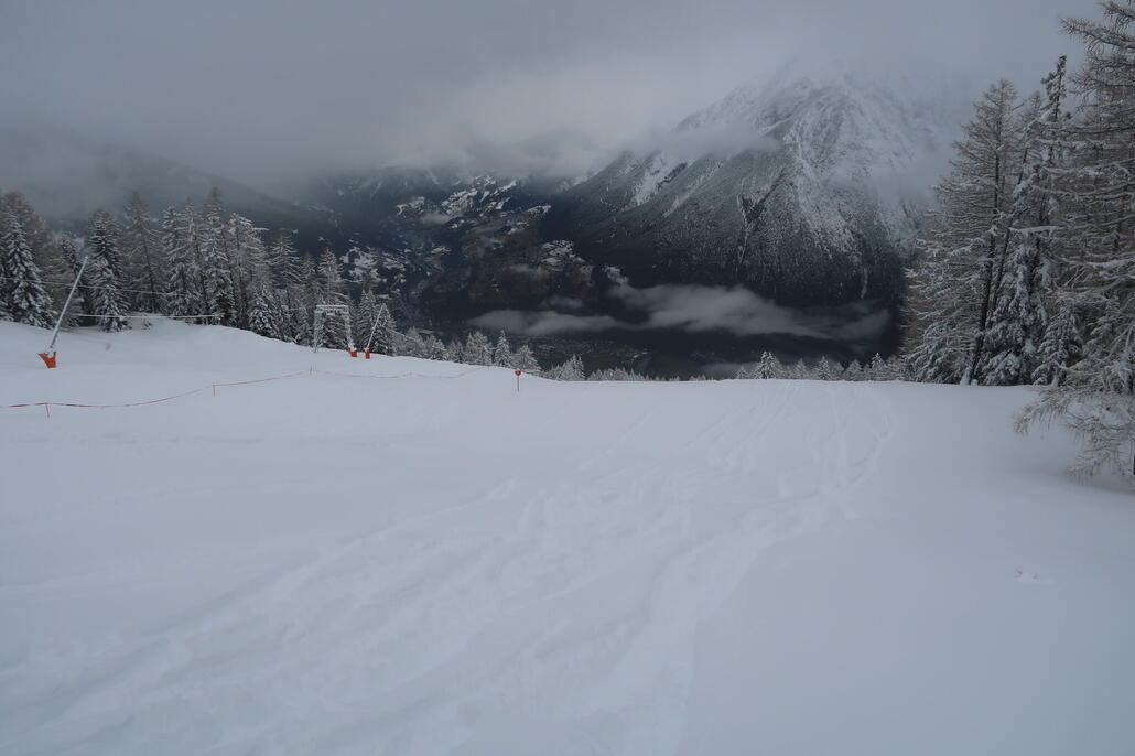 Neben der Piste 4 am Schlepper