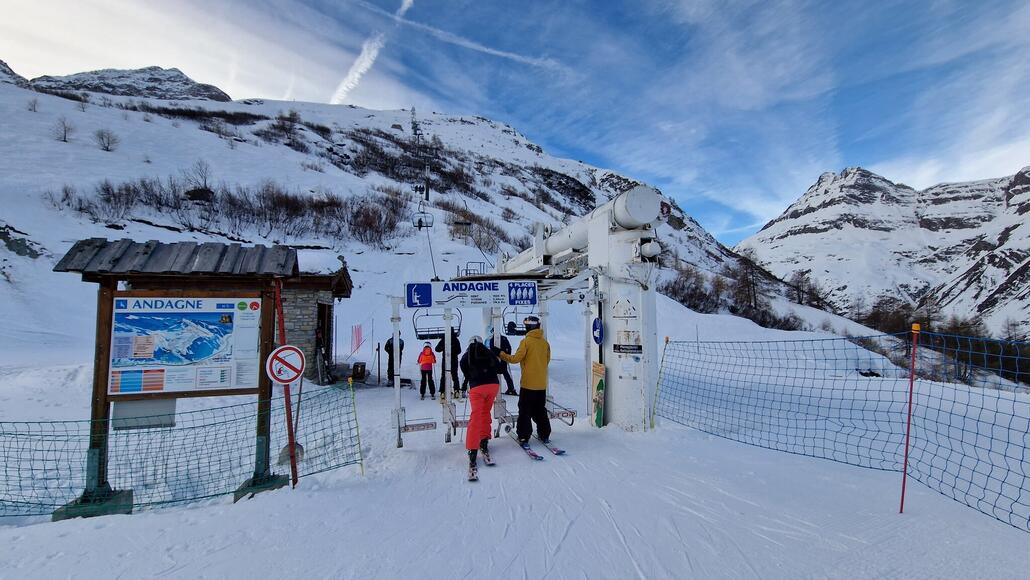 Die Talstation der Sesselbahn d’Andagne ist optisch eine echte Krücke und erfüllt in Sachen Geräuschkulisse und Komfort so manches Klischee.