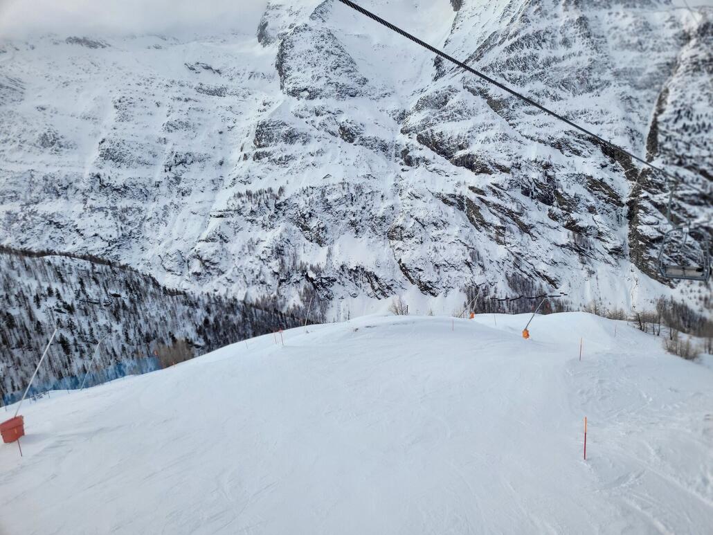 Wild trassiert im oberen Bereich des rechten Sessels