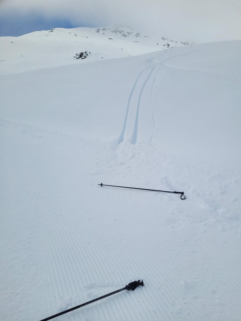 Muss ja auch mal sein: Hier hat es mich nach einer ziemlich blöden Einfahrt meinerseits in die Piste das erste Mal in dieser Saison richtig gebretzelt.