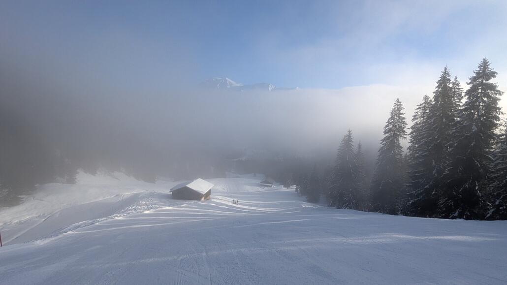 Die rote Talabfahrt Tschuggen führt in den Nebel, unten leider dann die Piste auch sehr eisig.