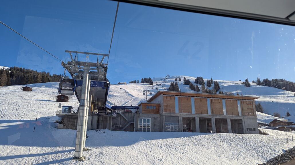 Nun per kurzer Autofahrt gewechselt auf die Hauptseite zum Metsch Stand Express. Man muss dem Skigebiet zur Gute halten dass die Parkplätze entgegen dem Trend immer noch kostenlos sind und auch um 10 Uhr am Stand Express noch genug zur Verfügung stehen!