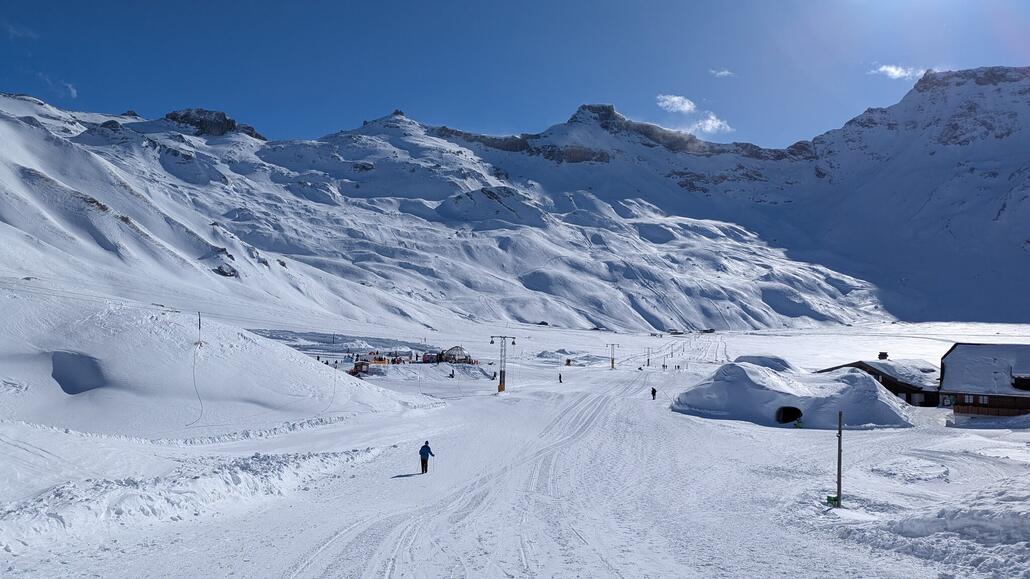 Verbindungslift bei dem man überall aus und einsteigen kann - einmaliges flaches Platteau, wirkt fast wie ein zugefrorener See, obwohl es keiner ist