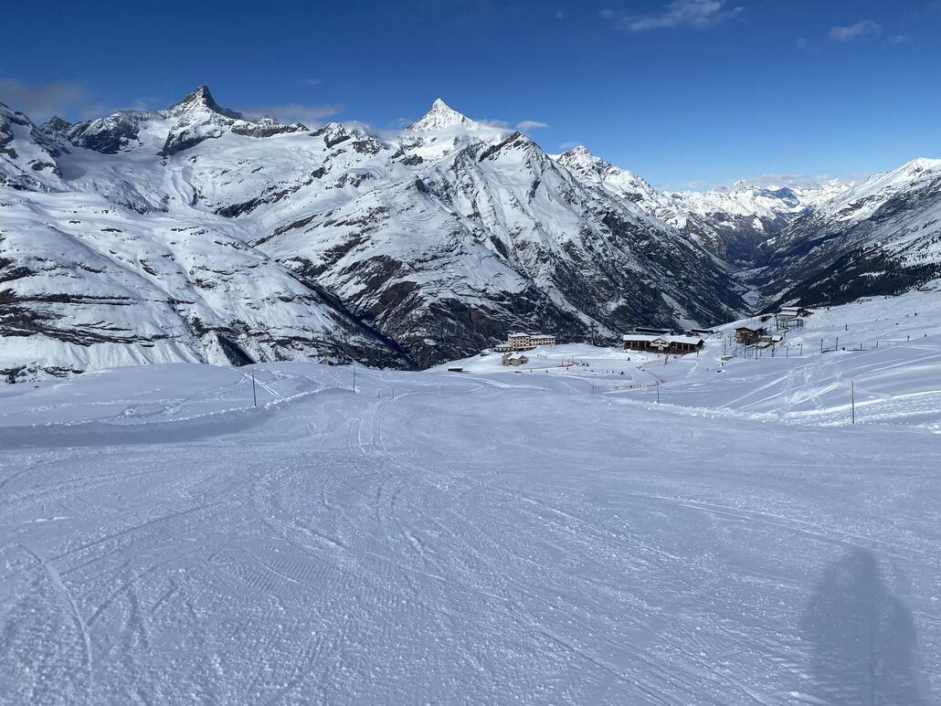Die Rotenboden ist inzwischen geöffnet. Die Zufahrt vom Gifthittli ist noch nicht offen, aber markiert und gepistet. Auch hier gilt wohl: das muss noch etwas reifen wie ein gutes Stück Fleisch. Vorteil: die Piste ist so auch am Nachmittag noch jungfräulich.
