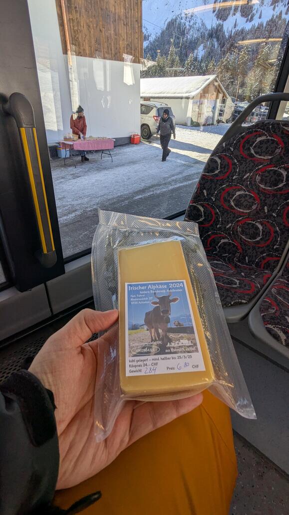 Zur Stärkung ein Schweizer Alpkäse, direkt unten an der Talstation verkauft!