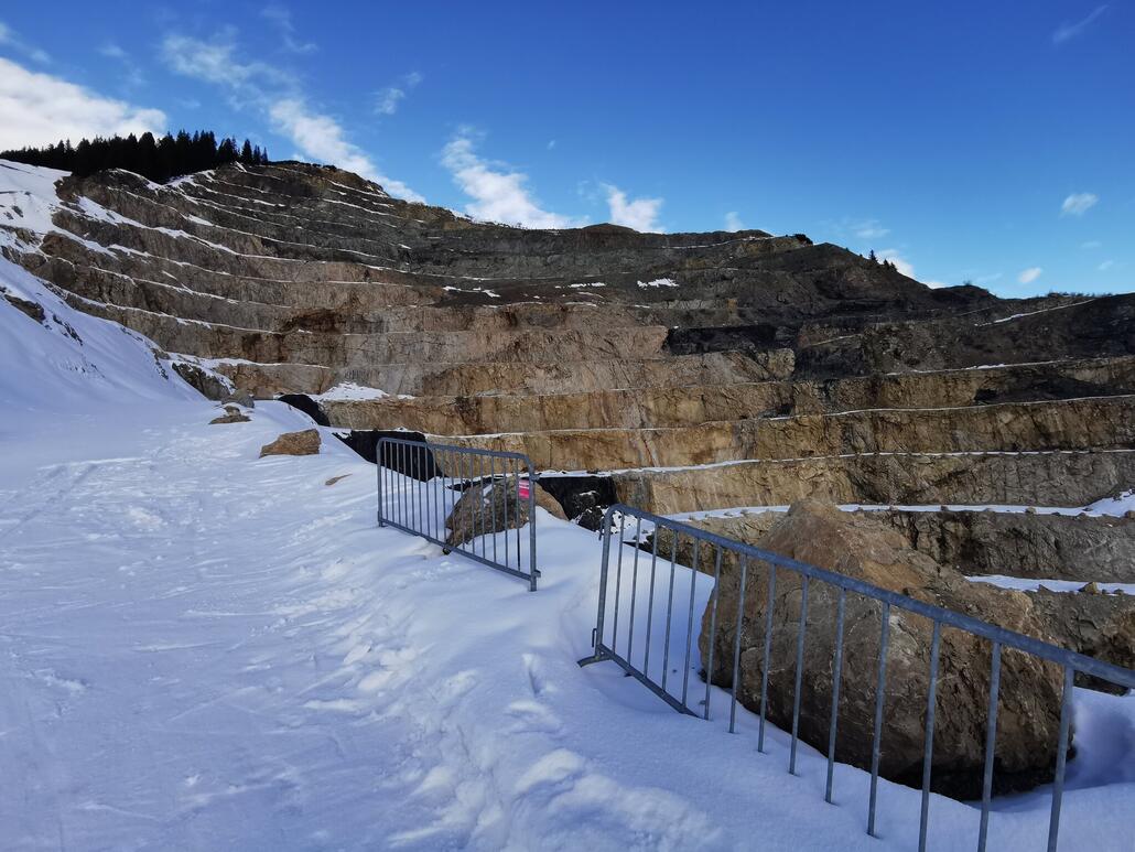 2. Da kommt man immerhin direkt am Steinbruch vorbei. Auch mal eine nette Perspektive.