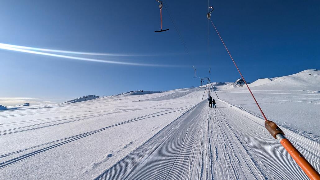 Weiter zum sonnigen Gletscher Platteau, hier Zugang mit dem ersten Schlepplift