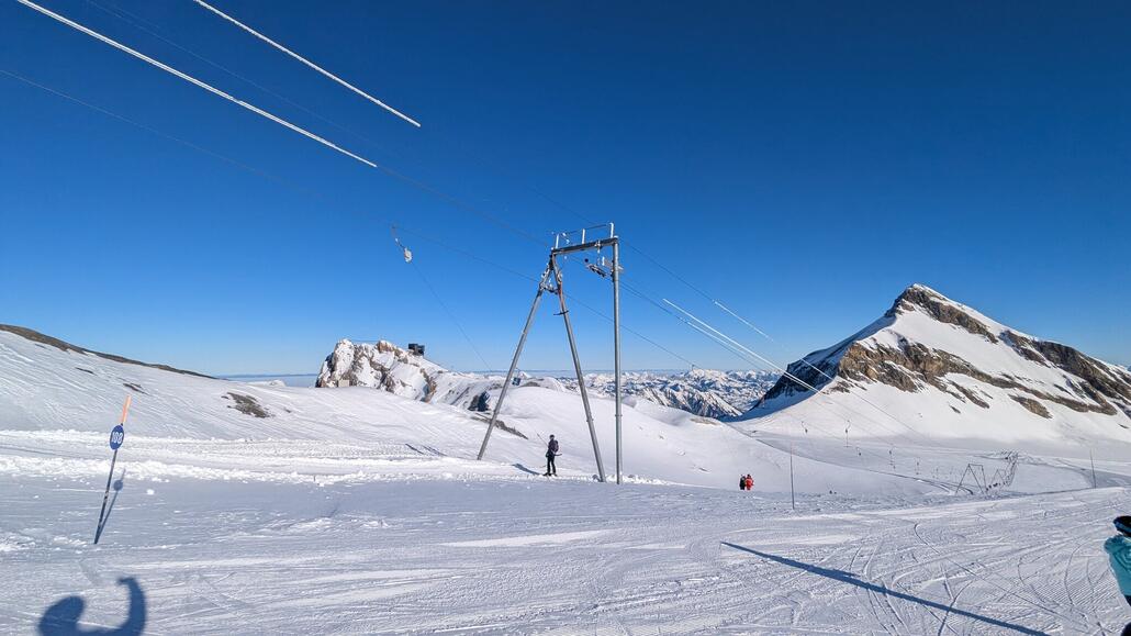 Blick zurück zur Pendelbahn Gipfel Station und dem fix geklemmten Vierer Sessel. Allerdings kommt man da nicht mehr ohne Schieben oder eher Aufsteigen hin. Früher war das meiner Erinnerung nach noch so. Wie kommt man denn nun im Herbst wieder zurück ohne die Combe Audon?