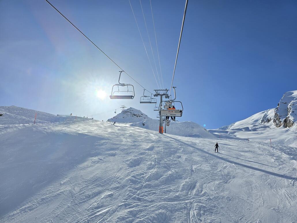 Im Längfluh-Sessel. Das Bild täuscht, so leer war die Piste nur gerade in diesem Moment, sonst war sie richtiggehend überfüllt.