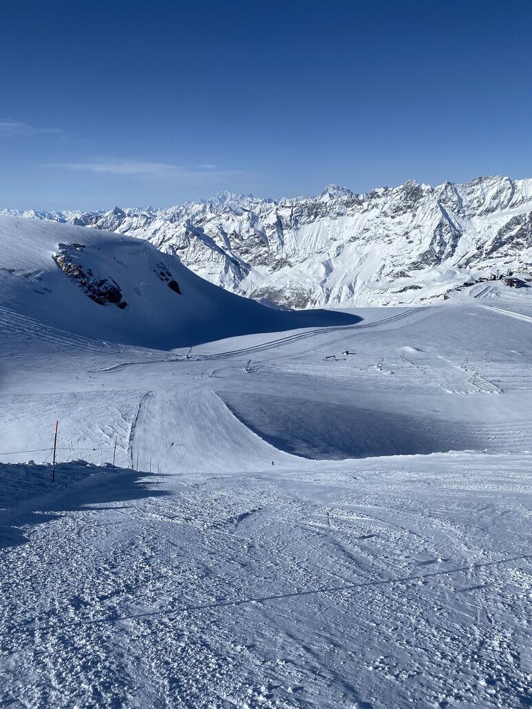 Die schwarze Piste vom KLM, so breit wie noch nie