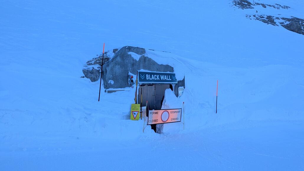 Black wall offenbar wegen Lawinengefahr gesperrt. Man sieht eine Grundpräparierung am Hang, das heißt selbst wenn der Tunnel nicht abgesperrt wäre, wäre es keine Freude da runter zu fahren aktuell.