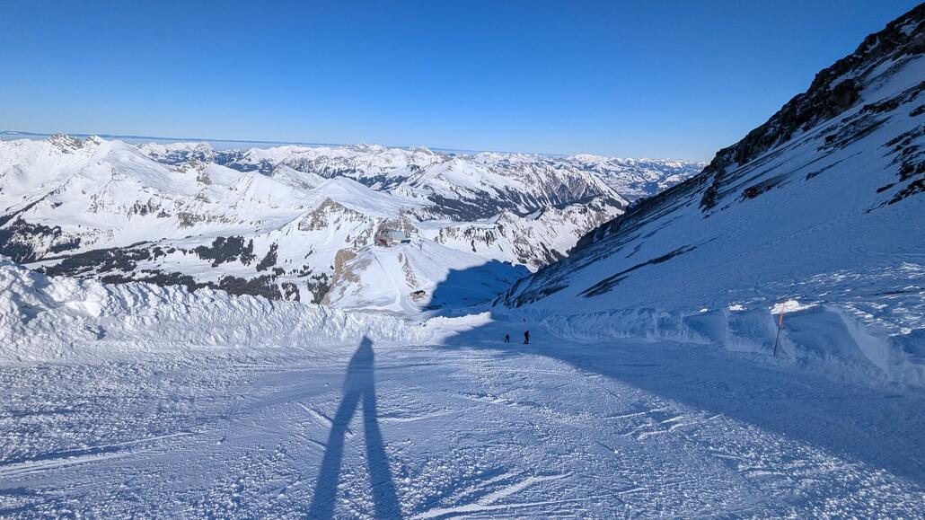 Die Red Run wird nicht per Fangnetz aber per Schneewall gegen den Abgrund gesichert