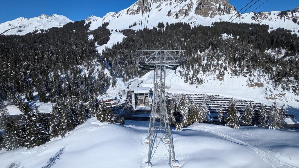 Eigentlich war geplant per Bus nach Les Diablerets zu wechseln, aber da oben wegen den Pendelbahn Tacktungen alle 20 Minuten mein Plan verzögert wird, und nun der nächste Bus erst 13:09 Uhr wäre habe ich mich dann doch direkt fürs Auto entschieden
