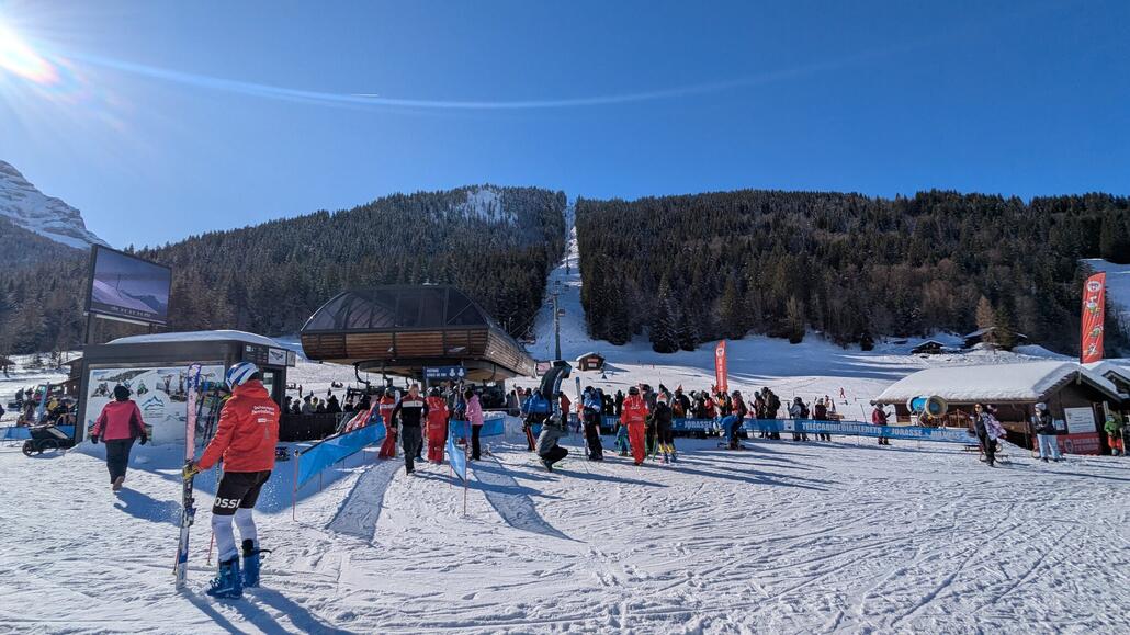 Und was ein Erfolg! Die Parkplätze sind gegen meiner Erwartungen auch in Les Diablerets kostenlos und es ist auch einer noch in der Nähe der Talstation frei, Erfolgsmoment des Tages!
