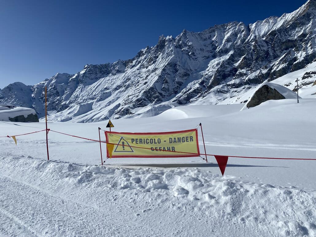 Und das war sie, meine geliebte Morena del Furggen, die 9bis. Nein, wenn man den Graben sieht, der sich in die Piste gefressen hat, dann bleibt einem nur ein RIP.