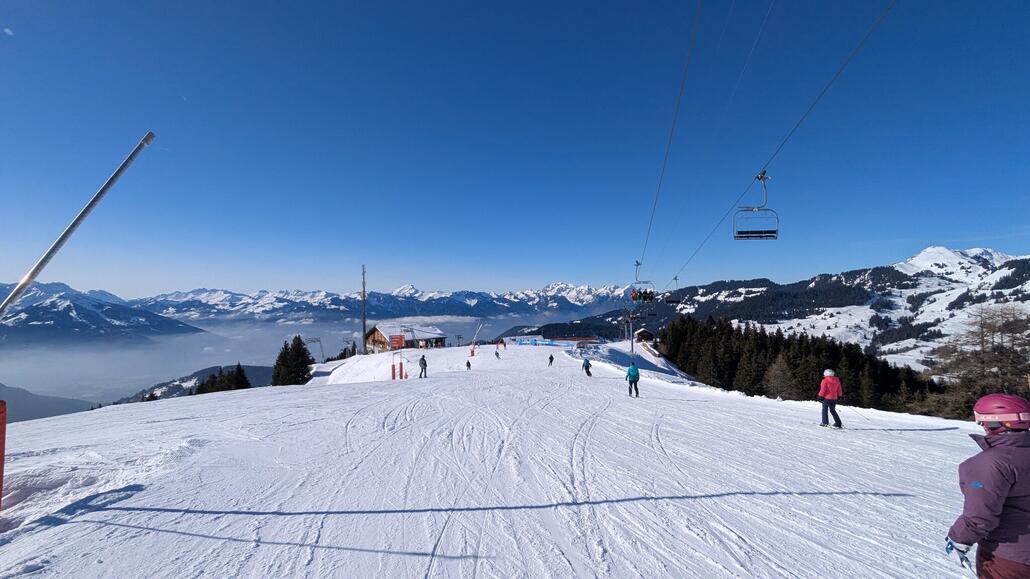 Auch hier ganz gute Abfahrten. Nächstes Ziel die historische 4er Gondelbahn Barboleuse-Les Chaux deren Bergstation in der Bildmitte ist