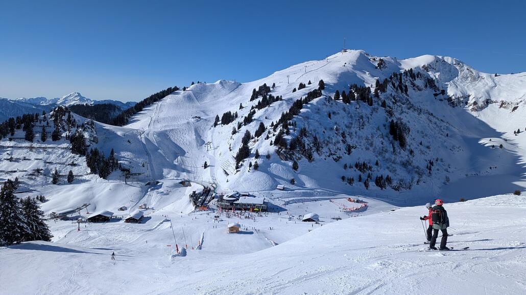 Bretaye mit Zahnradbahn Bergstation und dahinter wieder Roc d'Orsay