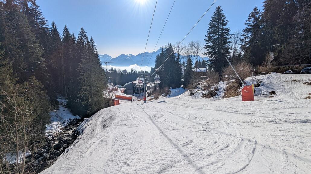 Unten angekommen, die Piste war oben ganz ok unten dann sulzig: Die Gondelbahn Villars-Roc d'Orsay, womit es wieder zurück ins Skigebiet geht