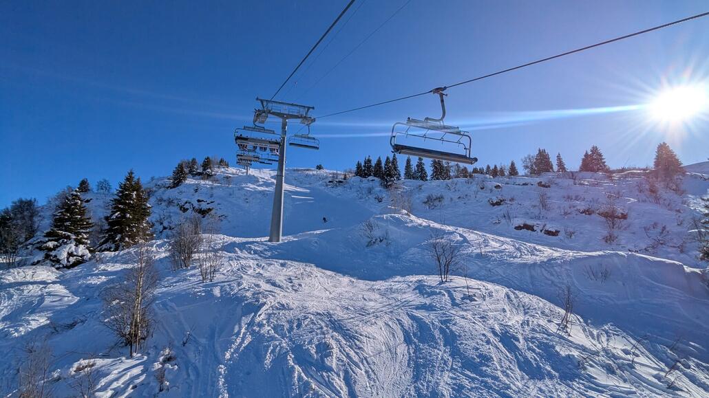 Weiter zurück nach Les Diablerets mit der revht neuen Doppelmayr D-Line 8er Sesselbahn Lac Noir-Chaux Ronde, wo man trotz 4000p/h Kapazität anstehen muss. Sie erschließt aber neben der Verbindung auch viele Pisten in alle Richtungen