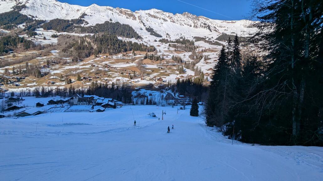 Jetzt noch der obligatorische Abstecher nach Vers l'Eglise. Der uralte Stangenschlepper unten in der ersten Sektion fährt sehr zügig und gefällt mir! Im Gegensatz dazu ist die zweite Sektion Schlepplift ein typischer Bügellift der unerträglich langsam fährt! Daher erneut, ein Hoch auf den Stangenschlepper!