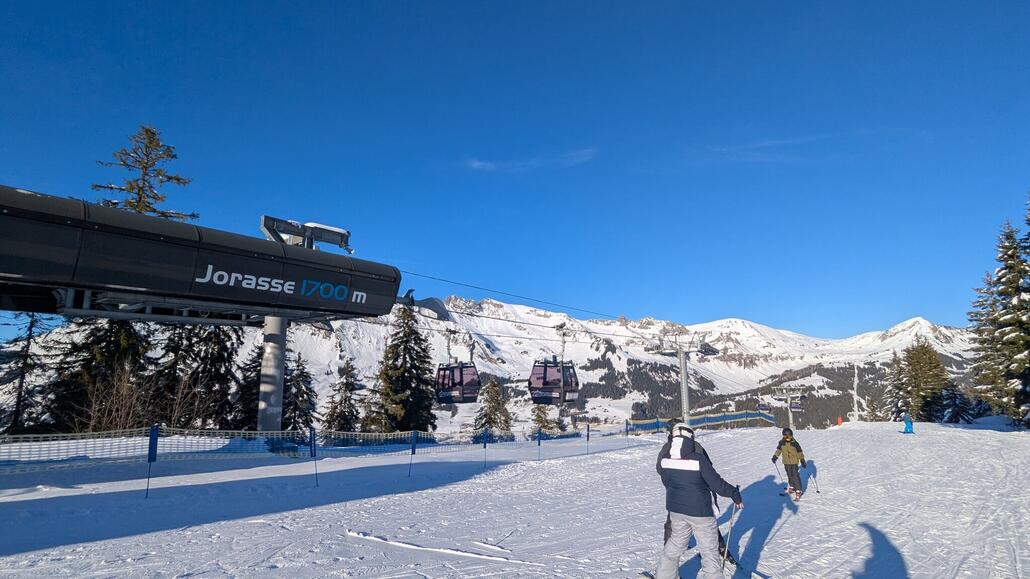 Bei der nächsten Fahrt mit der TSD Diablerets express bin ich in der Mittelstation ausgestiegen. Von hier hat man Zugang zur roten Weltcup Piste