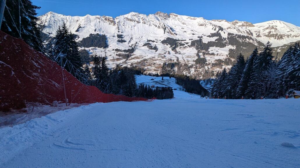 Stangen schon abgebaut, daher kann ich links super fahren. Unten wo beide Talabfahrten zusammen kommen ist es aber unerträglich eisig!