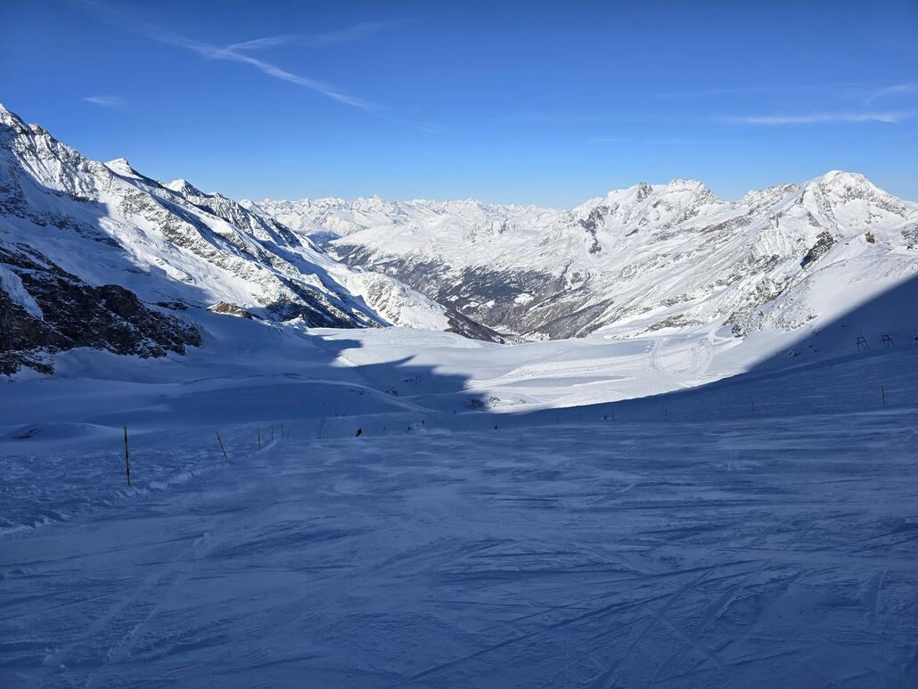 Auf dem Gletscher am Nachmittag. Die Piste ist nach wie vor in gutem Zustand.