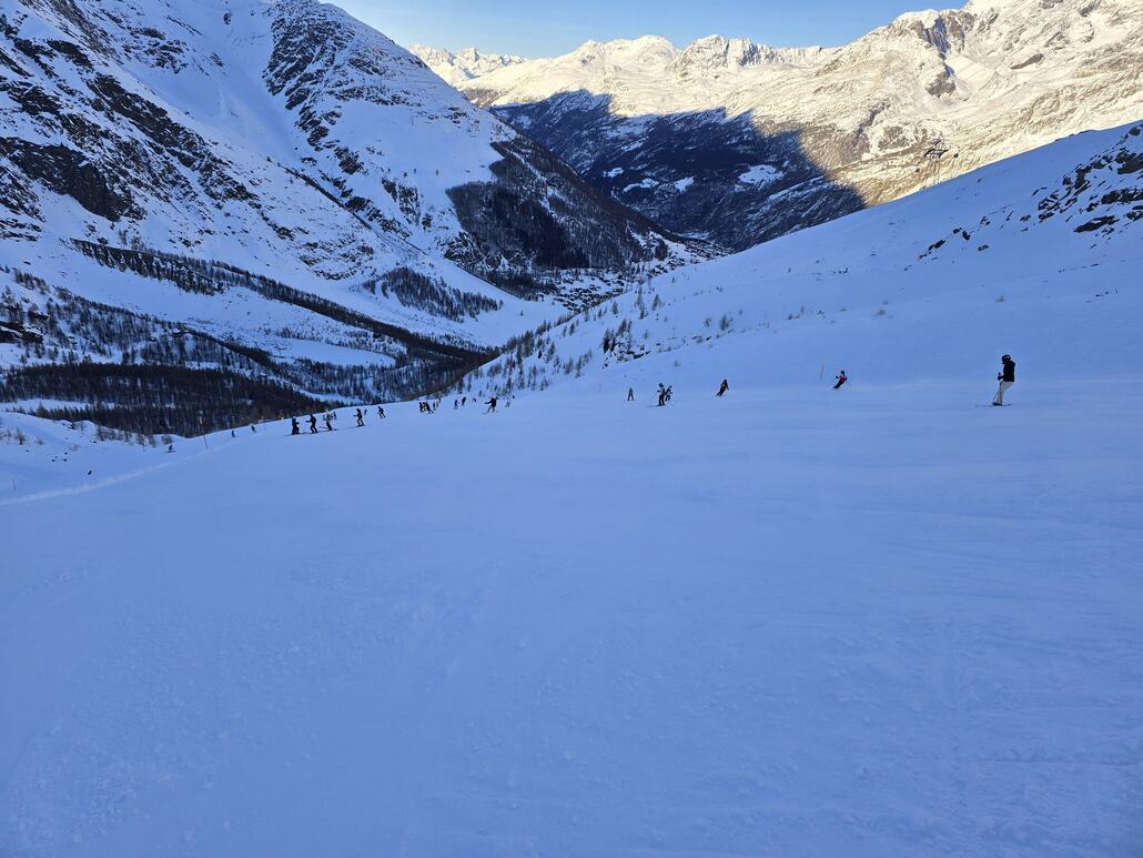 Die Talabfahrt ab Morenia war überraschenderweise sehr voll (kommt auf dem Bild nur schlecht rüber). So macht es nicht viel Spass. Es wäre wohl besser gewesen über Längfluh/Spielboden abzufahren, dort ist es Abends immer leer.