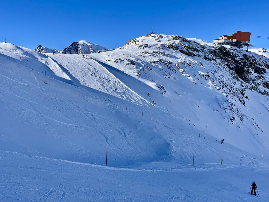 Bergstation mit den roten Pisten