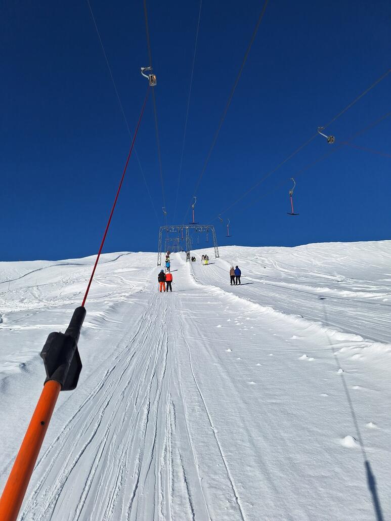 In Radons fuhren an beiden Sektionen beide Lifte. Die Lifte waren ziemlich voll, Wartezeiten aber sehr kurz.