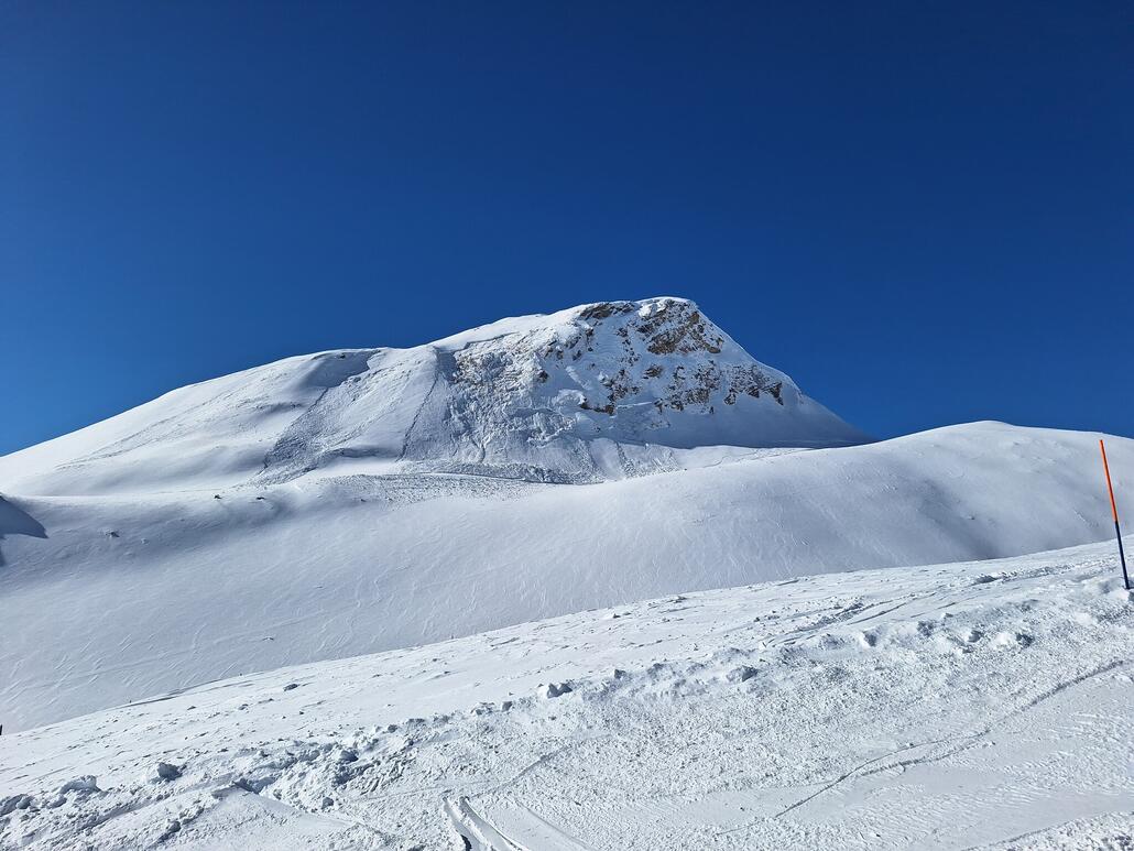 Am Crest'Ota sind ein paar grosse Lawinen run tergekommen. Die Piste ist aber bis auf den ersten Hang fertig präpariert und öffnet sicher bald.