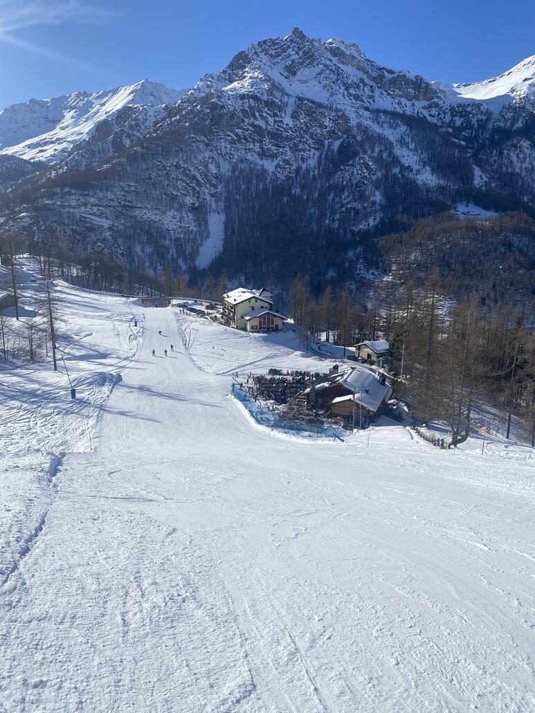 Kurz vor Valtournenche. Im Bild die schöne Terrasse des Foyer des Guides.
