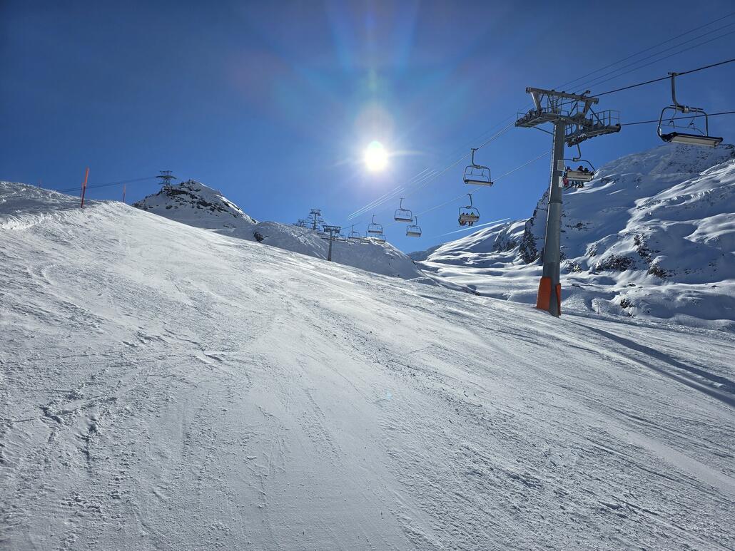 Am Längfluh-Sessel. Heute im Gegensatz zu gestern leer, die Piste war aber schon am Mittag hinüber.