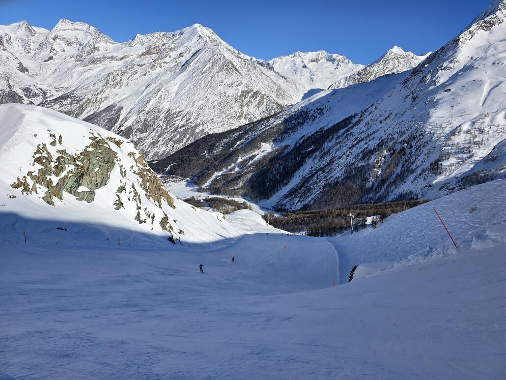 Leere Spielboden-Abfahrt mit besten Schneeverhältnissen