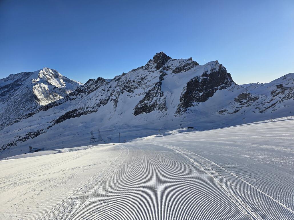 Erste Abfahrt auf der Piste "Gletscherband" in den ersten Sonnenstrahlen des Tages.