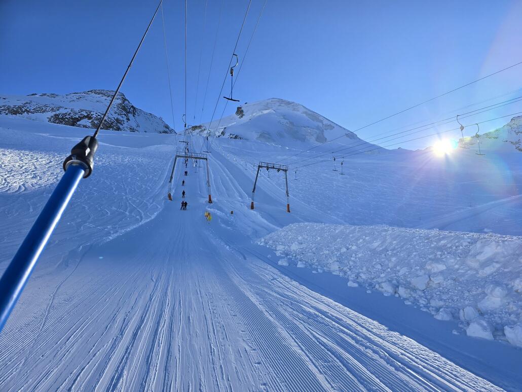 Die Sonne mag am Nachmittag auf dem Gletscher gerde so über den Berggrat.