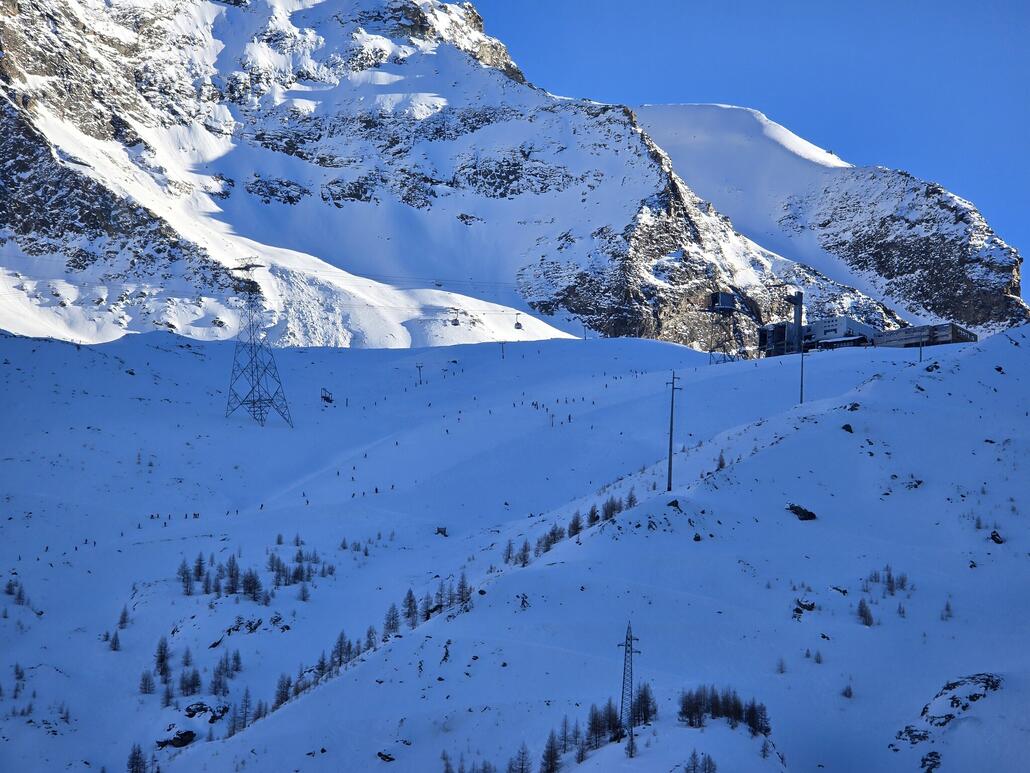 Zoom aus der Spielboden-Gondel zur vollen Talabfahrt unterhalb Morenia um 15:50