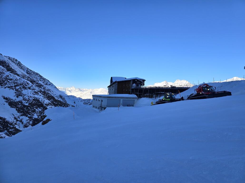 Ankunft auf dem Längfluh mit der letzten Fahrt um 16:00. Die Pisten-Bullys stehen schon bereit.