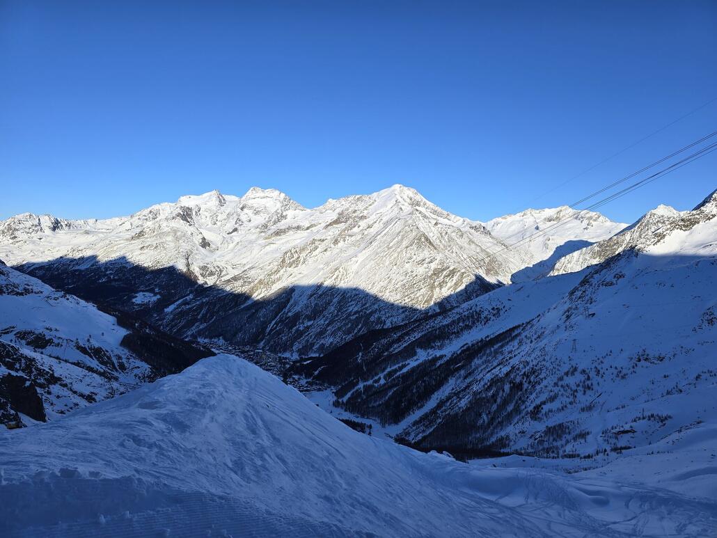 Abendstimmung am Längfluh um 16:10. Die Pisten am Hohsaas gegenüber liegen immer noch an der Sonne.
