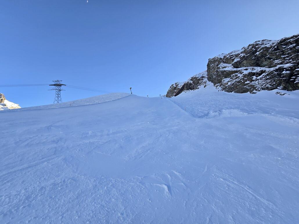 Ganz alleine auf der 11b (Oberer Spielboden) nachdem der Grossteil der Fahrgäste aus der Pendelbahn ins Tal gefahren sind. Die Piste ist immer noch gut in Schuss und lässt sich sogar noch um diese Uhrzeit (mit etwas Vorsich) carven.