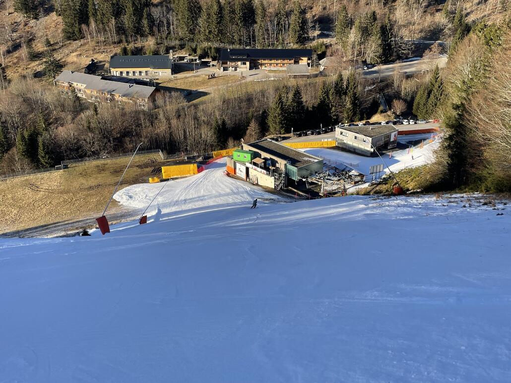 Der letzte Hang der Weltcup Abfahrt ist eine einzige Eisplatte, grad drüber und gut ist.