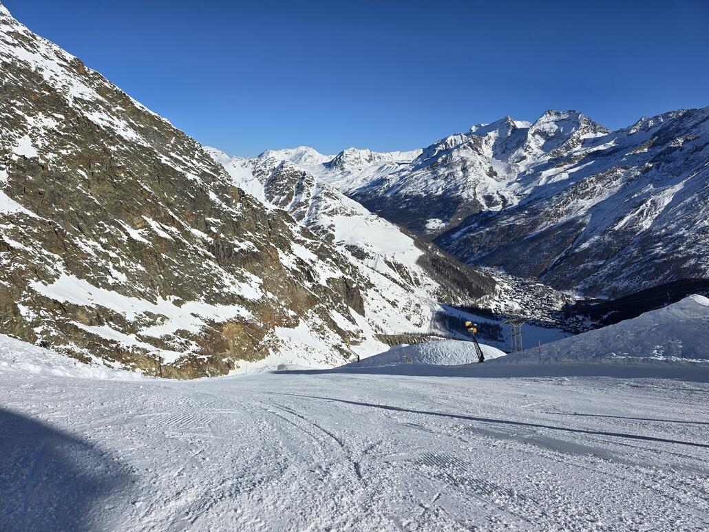 Piste 11b, leer und herrlich zu fahren. Die Pisten werden etwas härter, sind aber trotz nicht mehr ganz so frischen Kanten nach wie vor griffig.