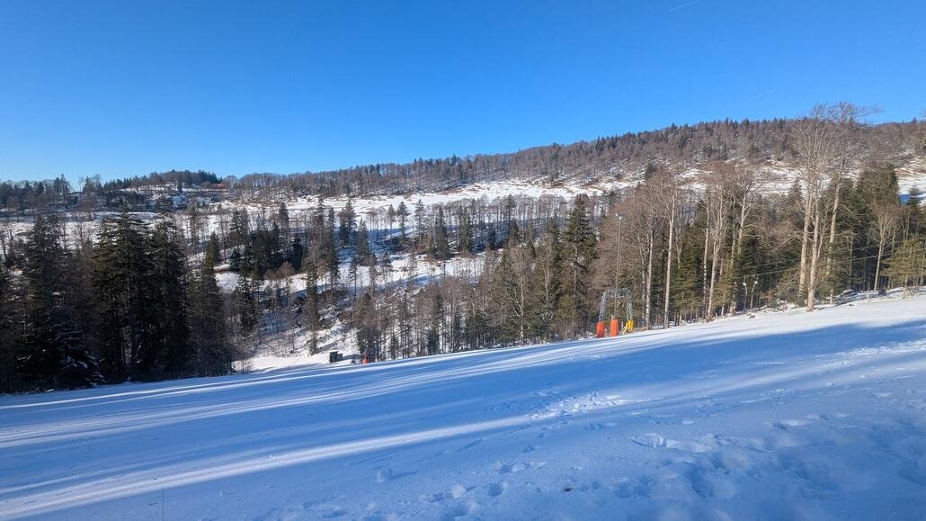 Skilift Grenchenberg langer Lift, hier quert die Straße die Piste, die nur geöffnet ist wenn die Straße gesperrt ist