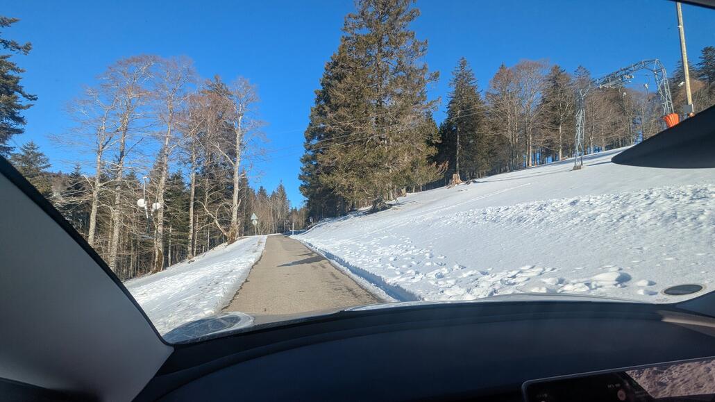 Straße unter Skilift und über Skipiste