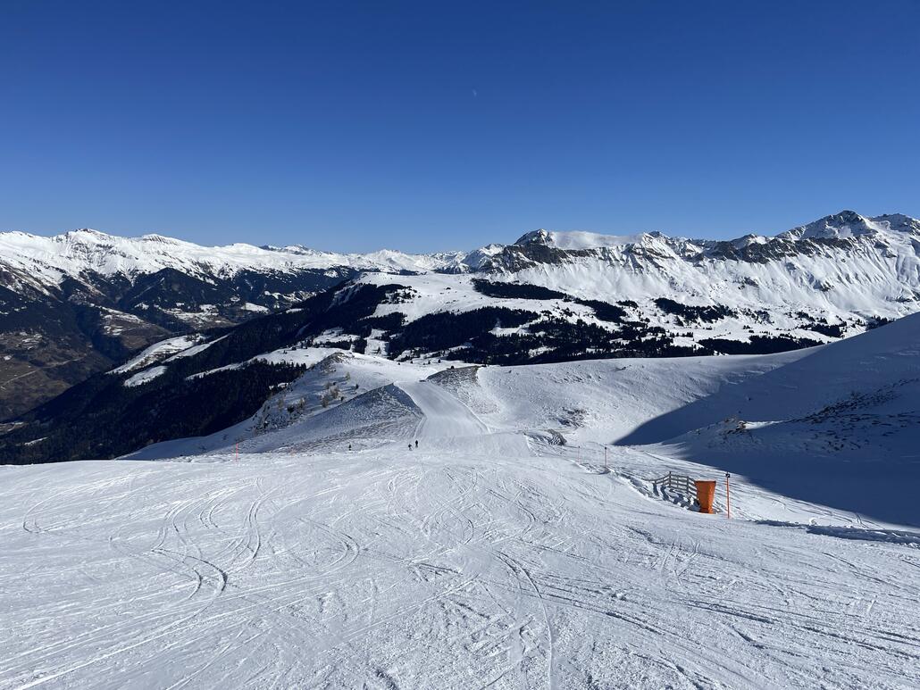 Der Berg macht seinem Namen alle Ehre: Es hat gut gewindet hier. Viele Kuppen und Kreten sind aper. Dasselbe am Stätzerhorn.