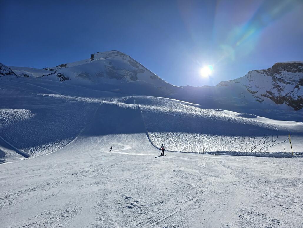 Piste am oberen Gletscherlift am Nachmittag.