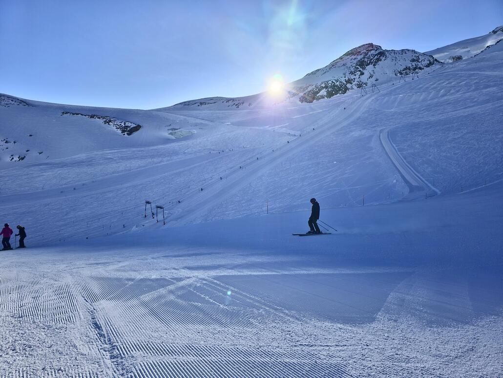 Die Sonne kommt langsam über den Berg